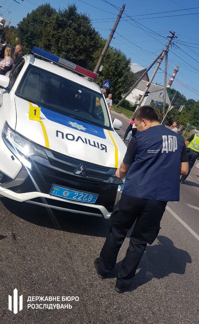 Во Львове коп сбил на пешеходном переходе двух женщин