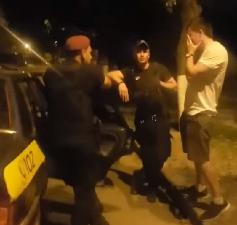 "Шо ты снимаешь, лох?": в Харькове полицейский напал на прохожего