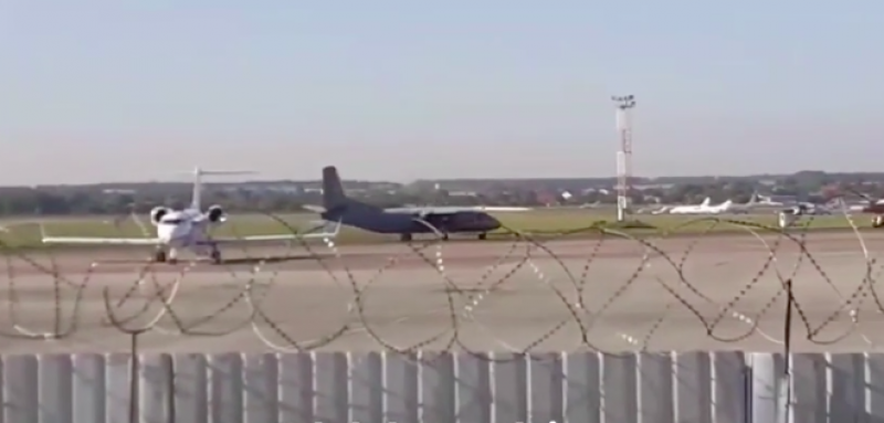 В столичном аэропорту приземлились три военных самолета