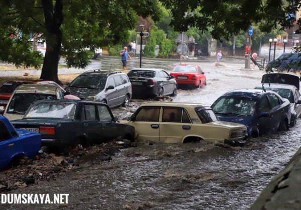 В Одессе поток воды снес припаркованные авто и разворотил ливневый коллектор В Одессе поток воды снес припаркованные авто и разворотил ливневый коллектор