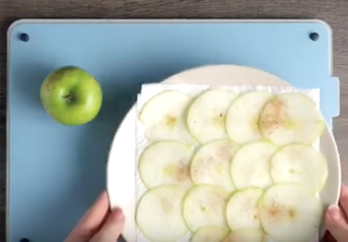 Яблочные чипсы в микроволновке быстро и просто готовятся