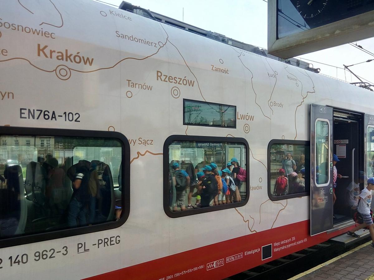 «Это путь к войне»: сеть разьярила карта на поезде Польши, которая оттяпала себе часть Украины
