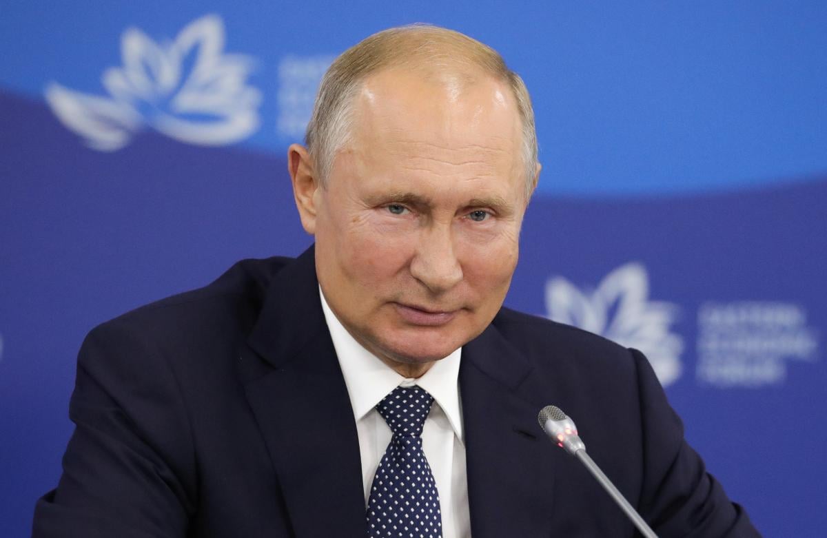 «Питерский сортирный юморок»: Путин опозорился с шуткой о сексе в России и Японии и наделал шуму в сети