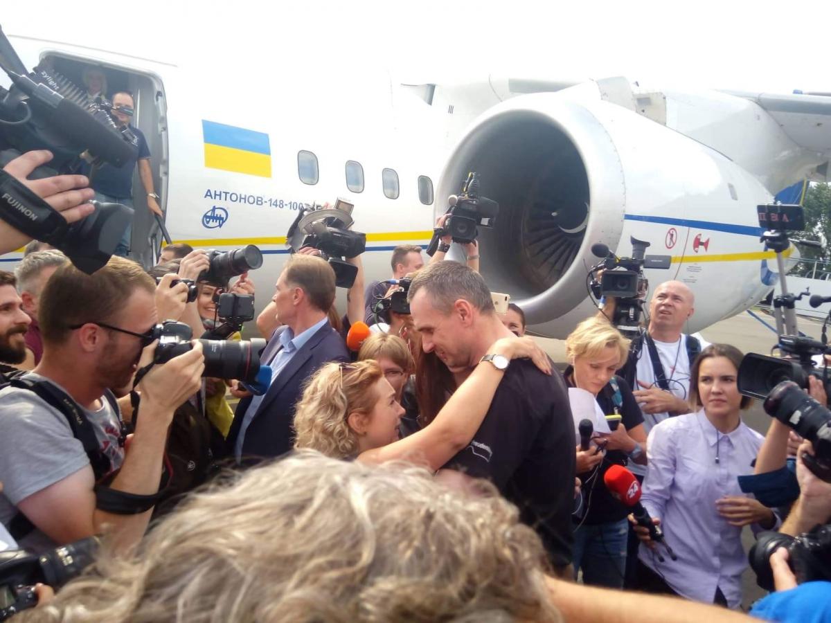 Украинские моряки и политзаключенные вернулись на родину