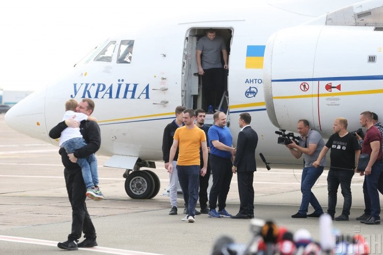 Украинские моряки и политзаключенные вернулись на родину