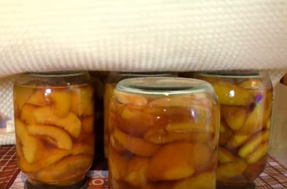 Персики на зиму в сиропе быстро готовятся