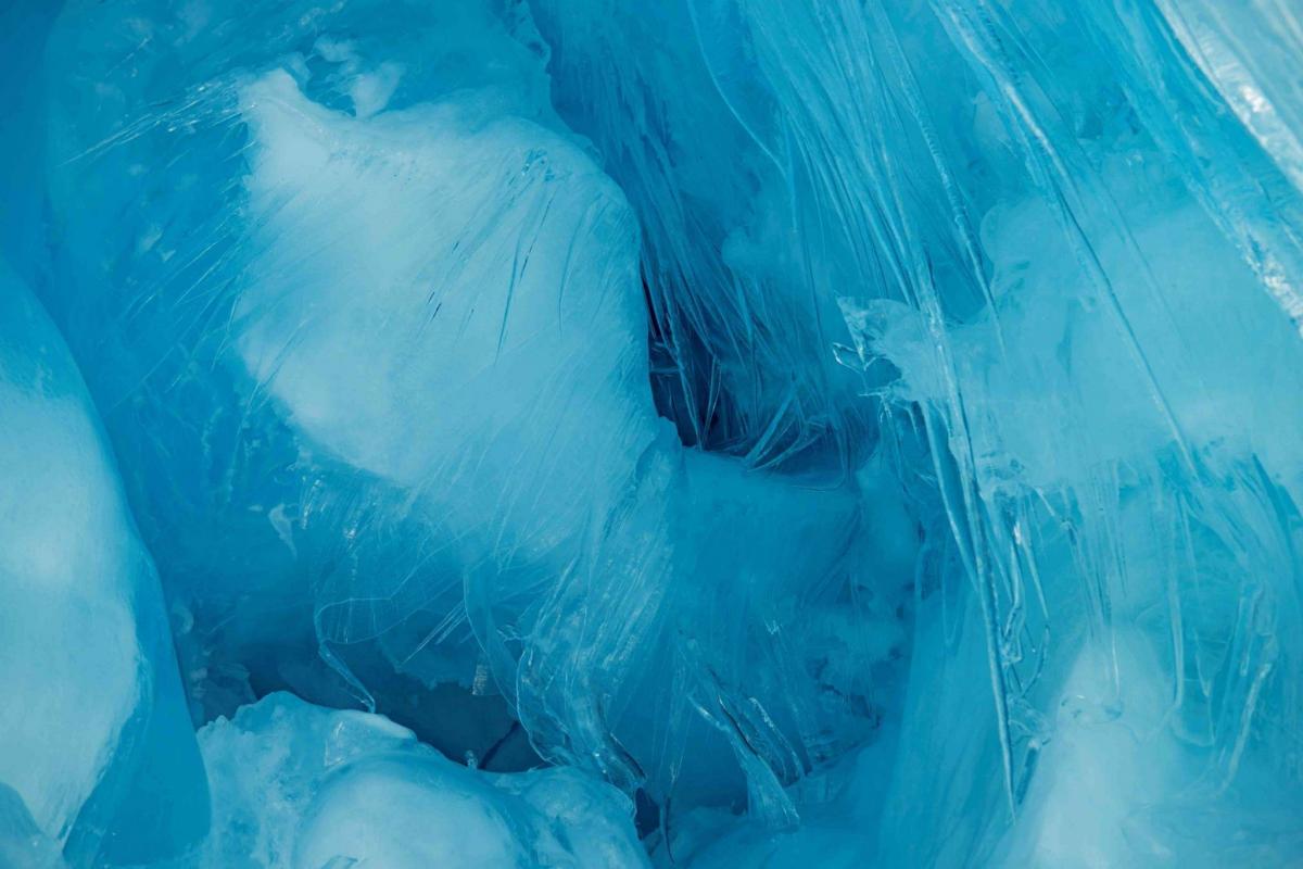 Таинственная пещера в Антарктиде Таинственная пещера в Антарктиде