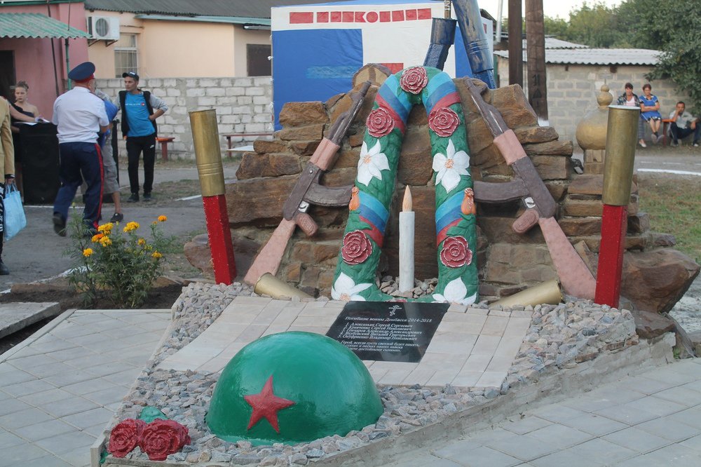 В соцсети высмеяли памятник уничтоженным "ЛНРовцам" В соцсети высмеяли памятник уничтоженным "ЛНРовцам"