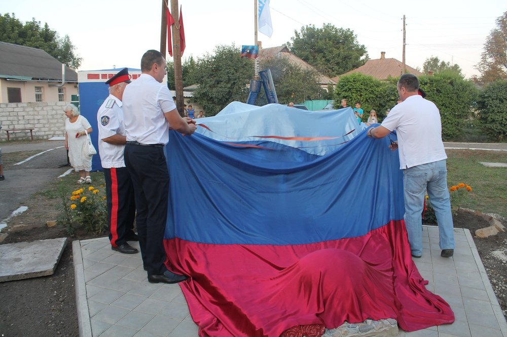 В соцсети высмеяли памятник уничтоженным "ЛНРовцам" В соцсети высмеяли памятник уничтоженным "ЛНРовцам"