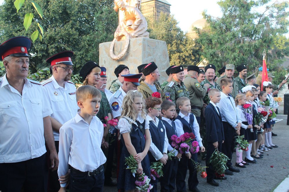 В соцсети высмеяли памятник уничтоженным "ЛНРовцам" В соцсети высмеяли памятник уничтоженным "ЛНРовцам"
