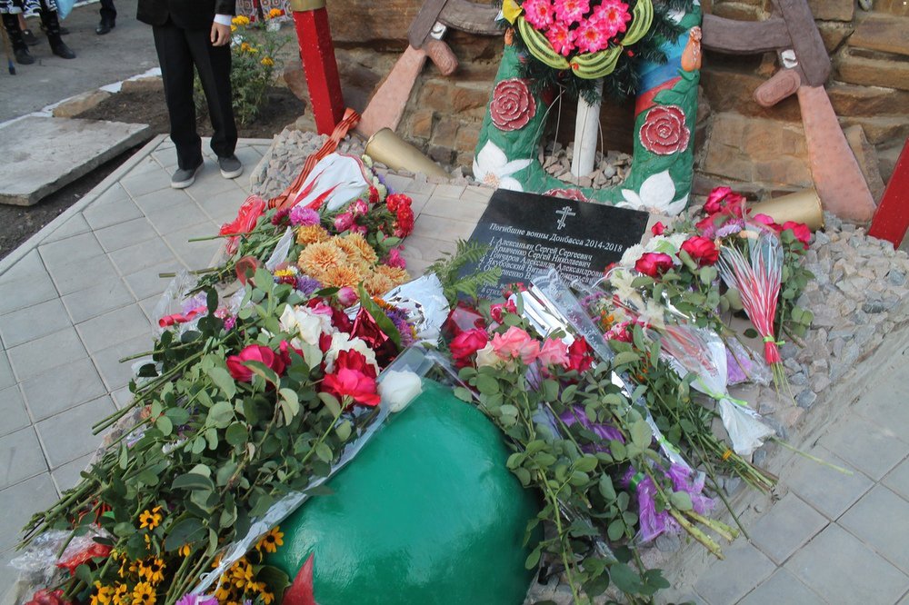 В соцсети высмеяли памятник уничтоженным "ЛНРовцам" В соцсети высмеяли памятник уничтоженным "ЛНРовцам"