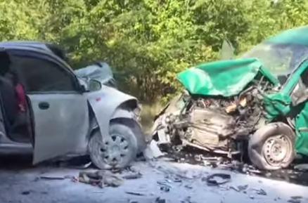 На Киевщине столкнулись два авто, погибли три человека