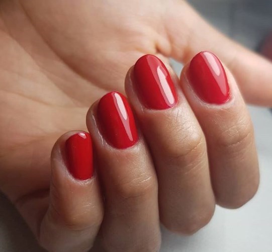 Модный красный маникюр осень 2019