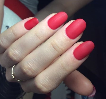 Модный красный маникюр осень 2019