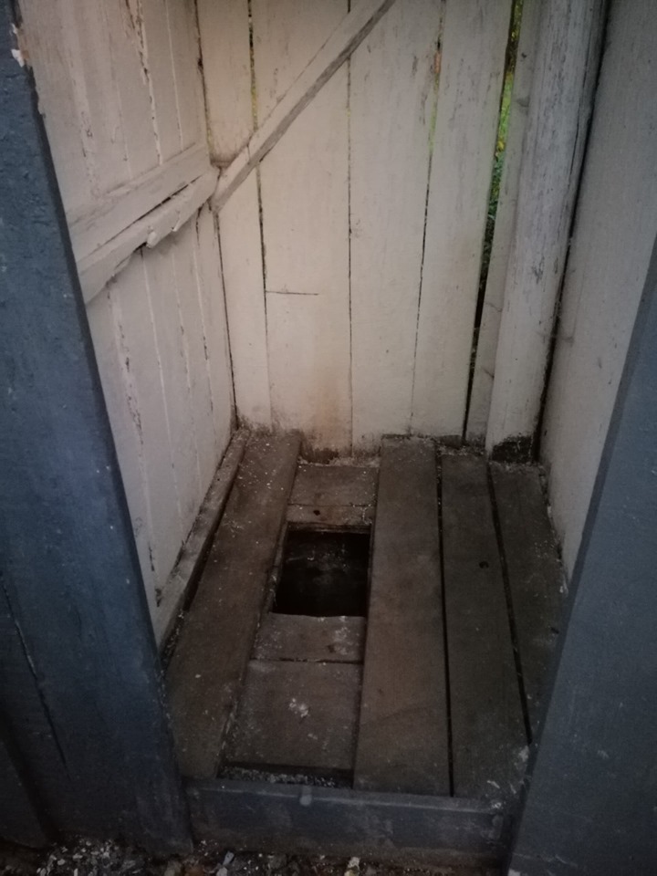 Школьный сортир на Закарпатье