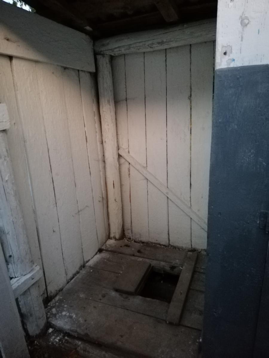 Школьный сортир на Закарпатье