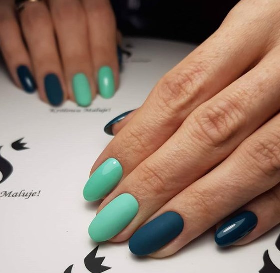 Мятный маникюр, который молодит руки 