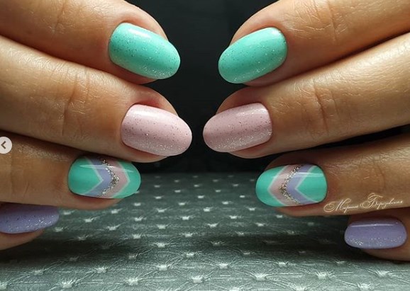 Мятный маникюр, который молодит руки 