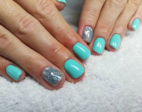 Мятный маникюр, который молодит руки 