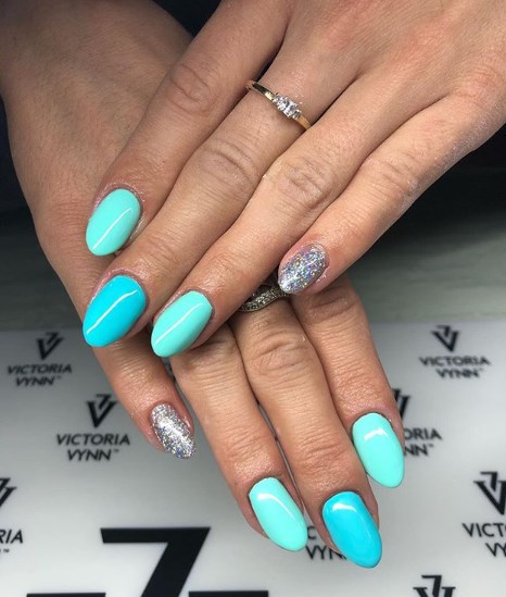 Мятный маникюр, который молодит руки 