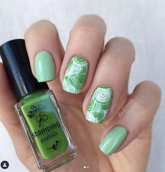 Мятный маникюр, который молодит руки 