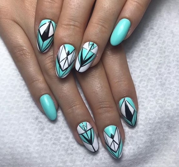 Мятный маникюр, который молодит руки 