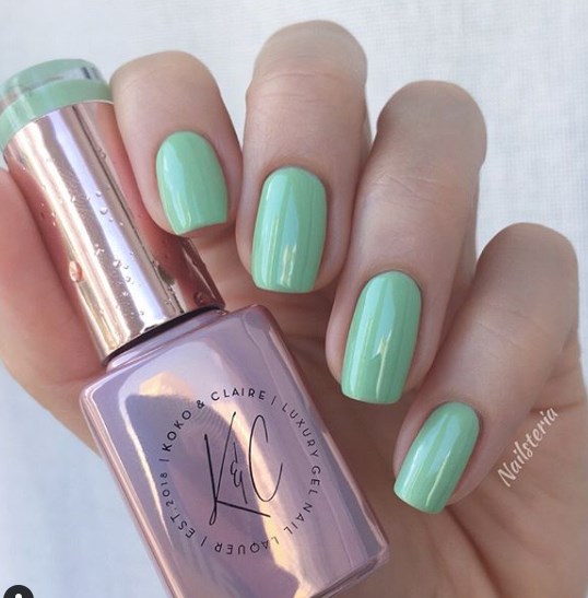 Мятный маникюр, который молодит руки 
