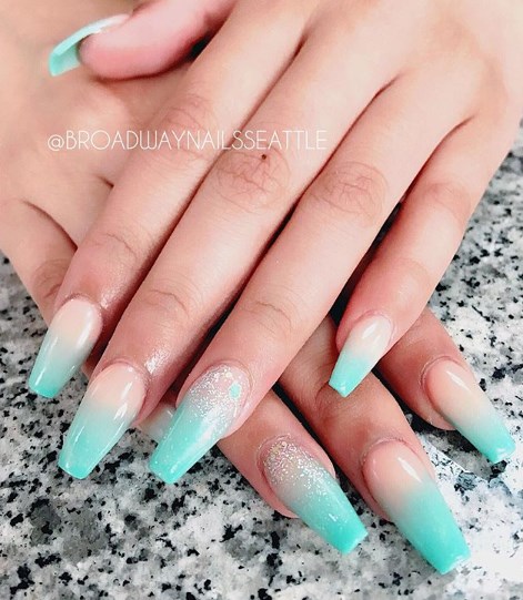 Мятный маникюр, который молодит руки 