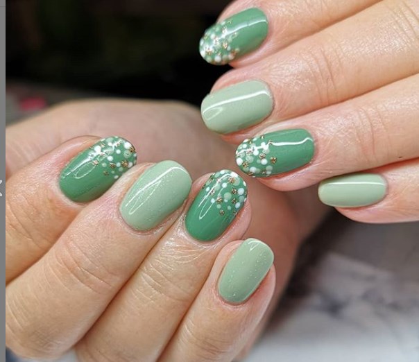 Мятный маникюр, который молодит руки 