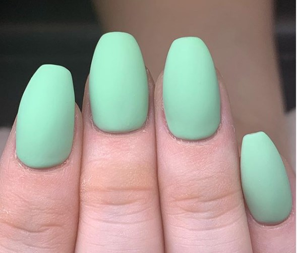 Мятный маникюр, который молодит руки 