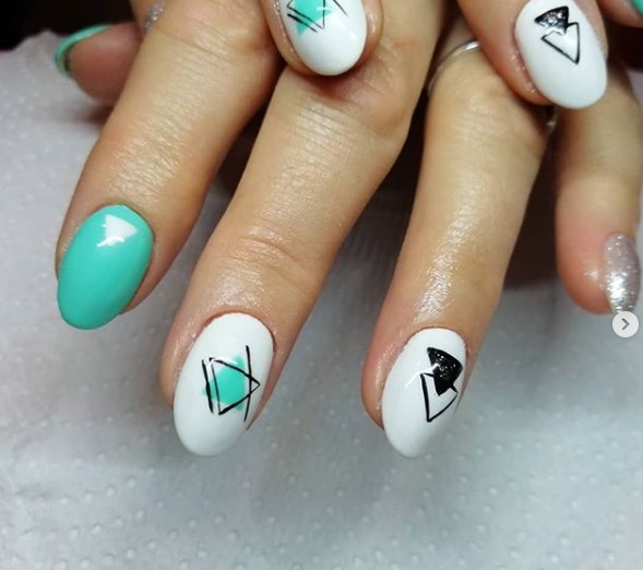 Мятный маникюр, который молодит руки 