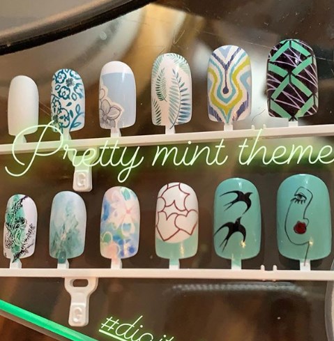 Мятный маникюр, который молодит руки 