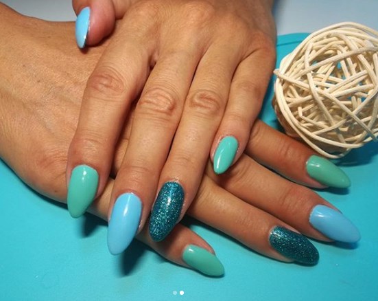 Мятный маникюр, который молодит руки 