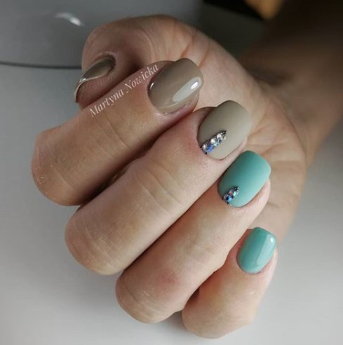 Мятный маникюр, который молодит руки 