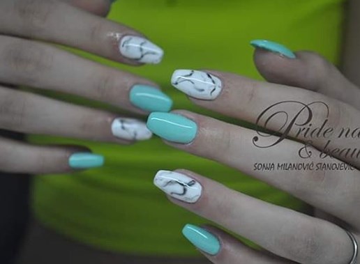 Мятный маникюр, который молодит руки 