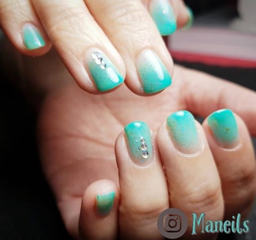 Мятный маникюр, который молодит руки 