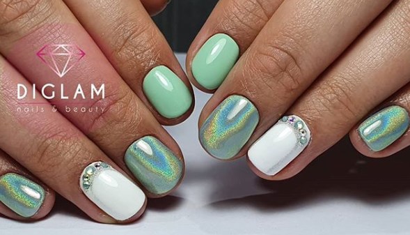 Мятный маникюр, который молодит руки 