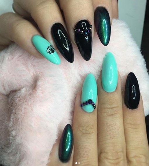 Мятный маникюр, который молодит руки 