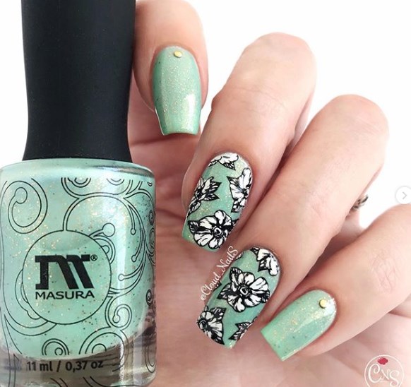 Мятный маникюр, который молодит руки 