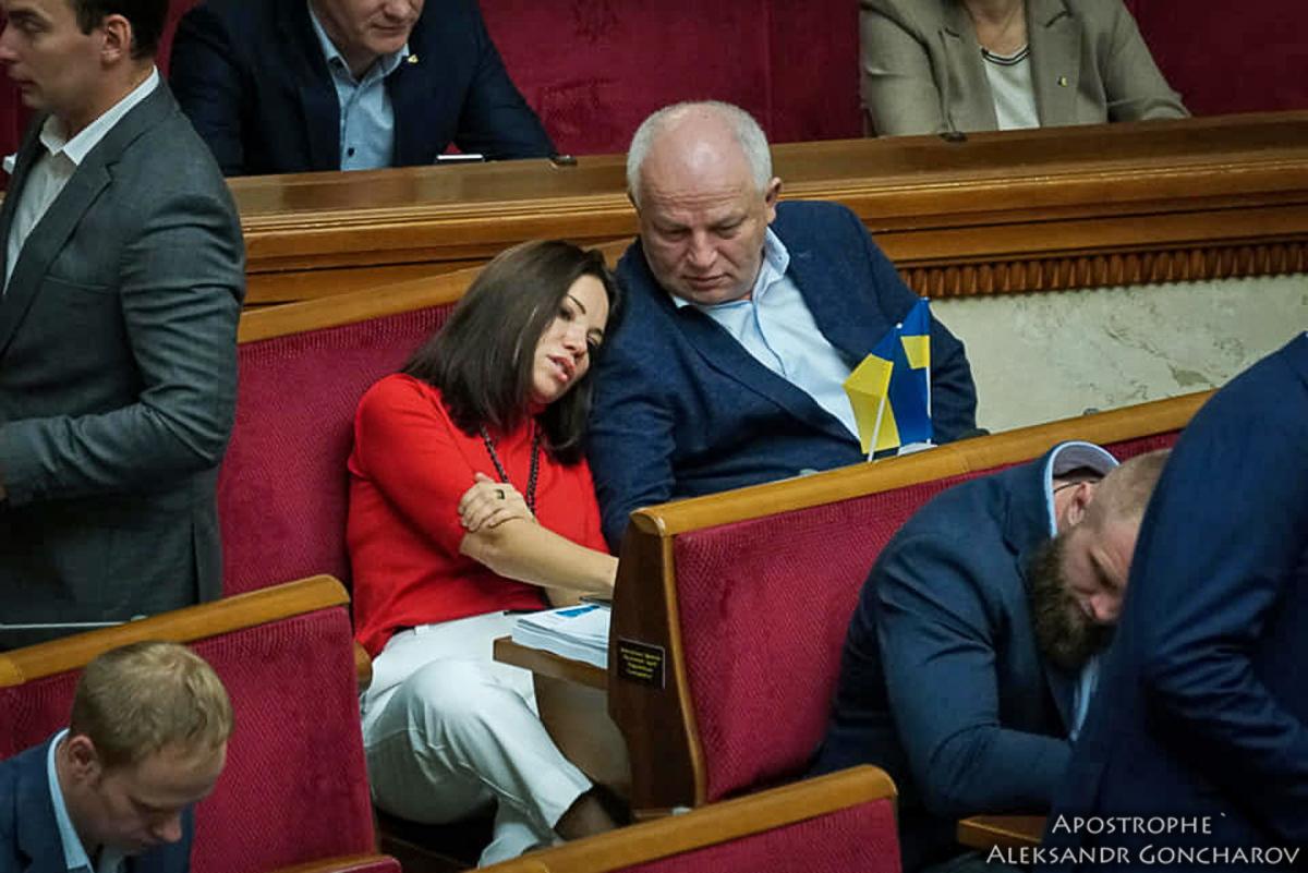 Многие нардепы выбрали одежду красного цвета