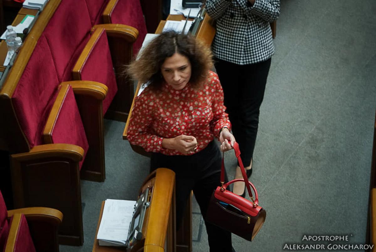 Многие нардепы выбрали одежду красного цвета