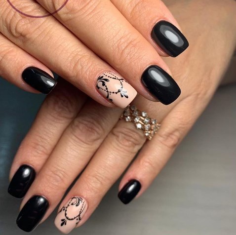 В моде черный маникюр