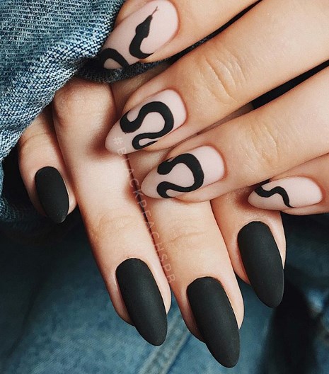 В моде черный маникюр