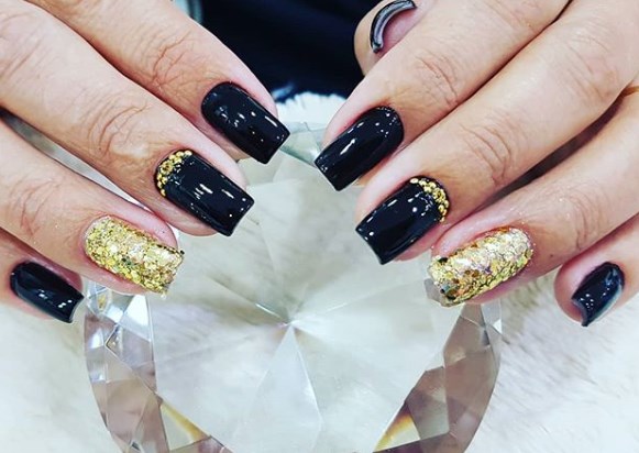В моде черный маникюр