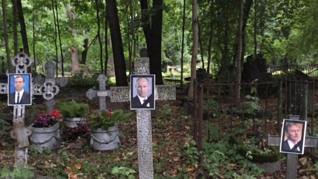 Владимира Путина "похоронили" на Смоленском кладбище в Питере / elgezit.kg Владимира Путина "похоронили" на Смоленском кладбище в Питере / elgezit.kg