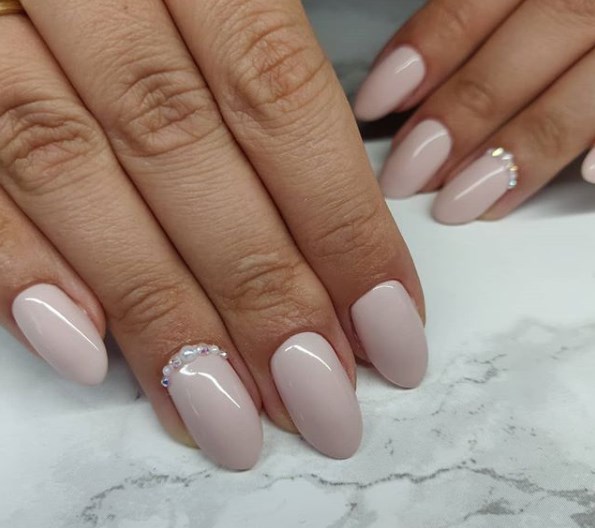 Жемчужный маникюр осень 2019