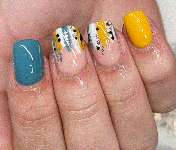 Абстрактный маникюр 2019