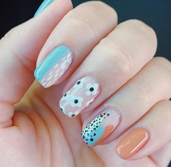 Абстрактный маникюр 2019