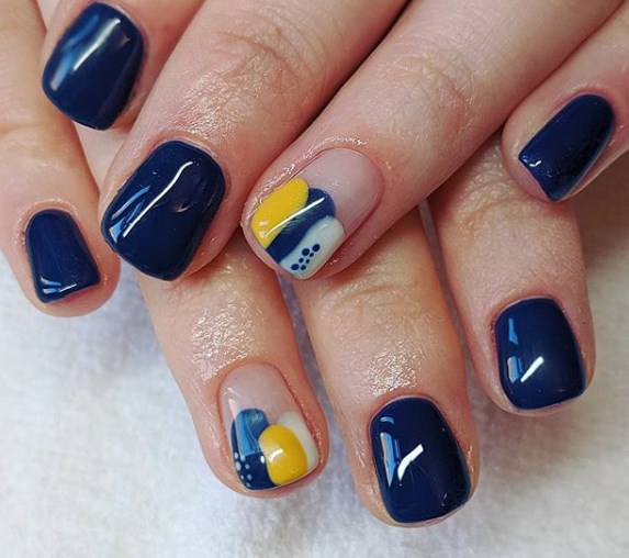 Абстрактный маникюр 2019