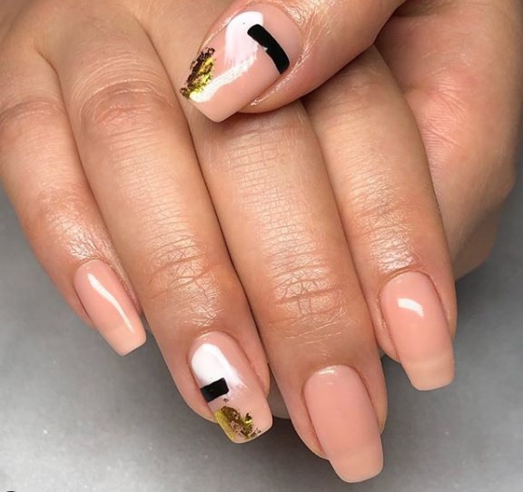 Абстрактный маникюр 2019